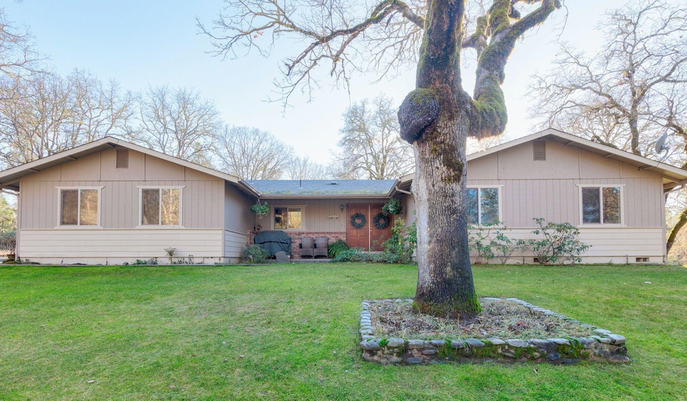 715 Catalpa Dr, Grants Pass, OR 97526 - photo 1