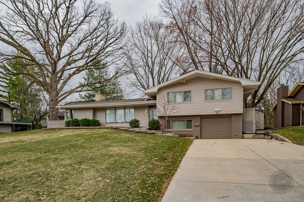 923 Edgewater Dr, Naperville, IL 60540 - photo 1