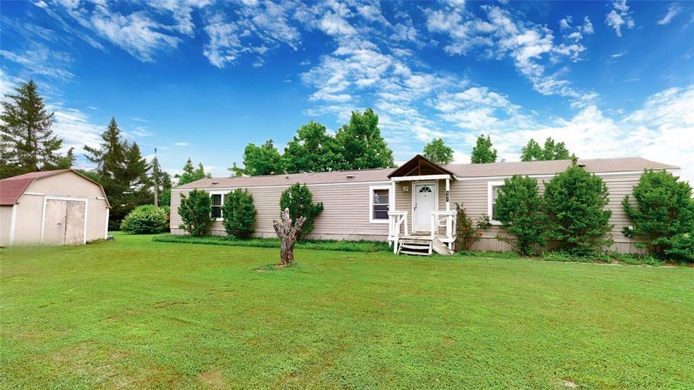 Manufactured / mobile home featuring a front yard 