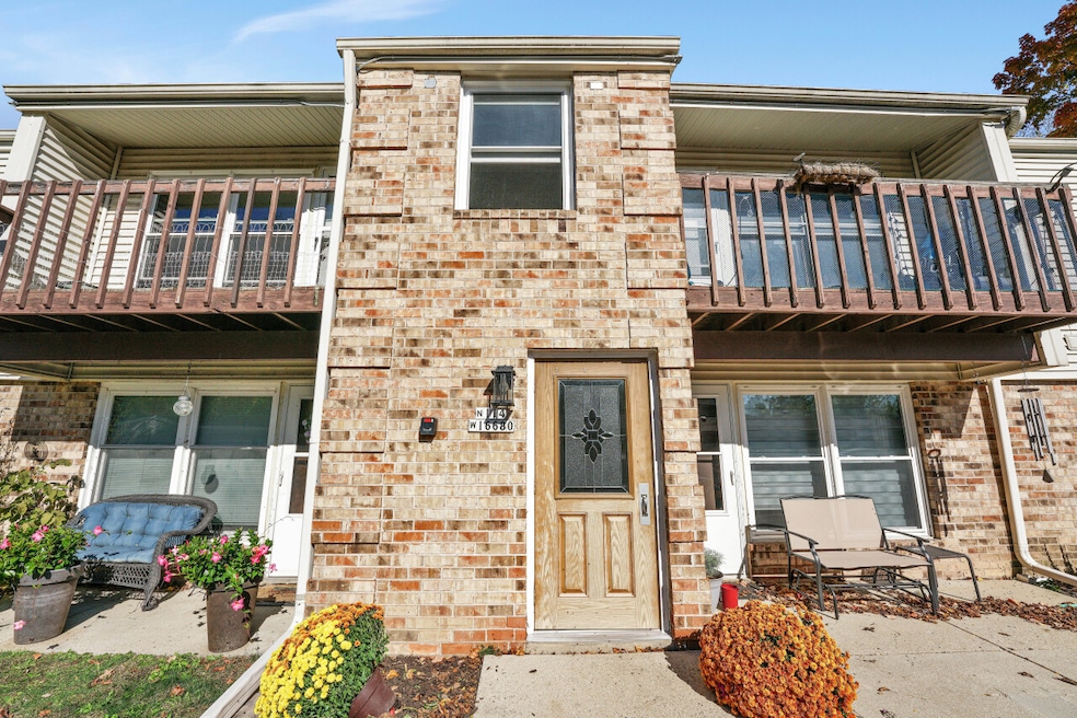 N114W16680 Crown Dr unit 5, Germantown, WI 53022 - photo 1