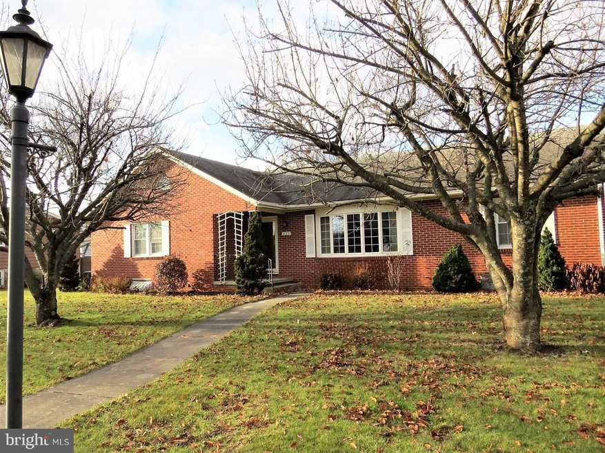 325 Glenwyn Dr, Littlestown, PA 17340 - photo 1