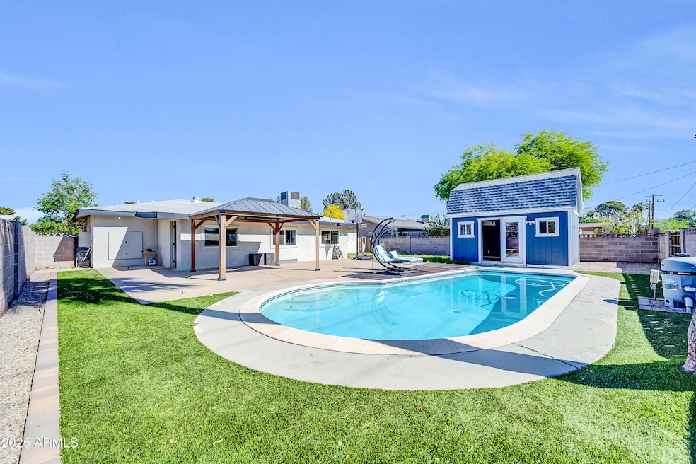 2410 N 40th St-37