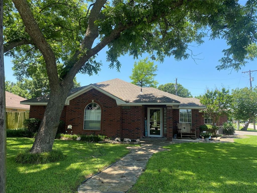 1301 S Howeth St, Gainesville, TX 76240 - photo 1