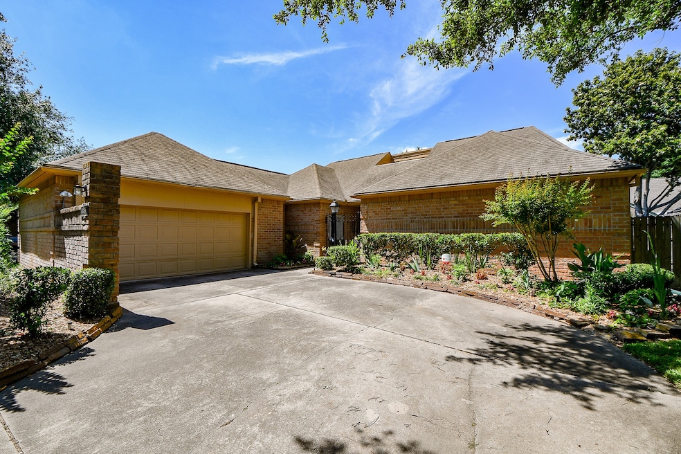 Welcome to 12114 Meadow Lake Ln!