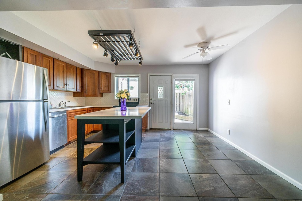 1008 Manor Ln