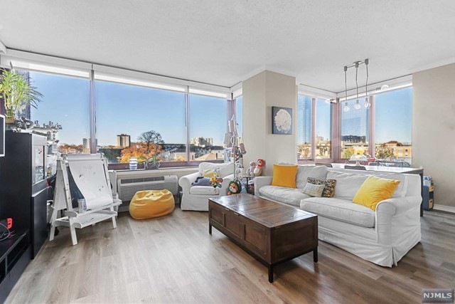 Palisades unit 1702, Fort Lee, NJ 07024 - photo 1