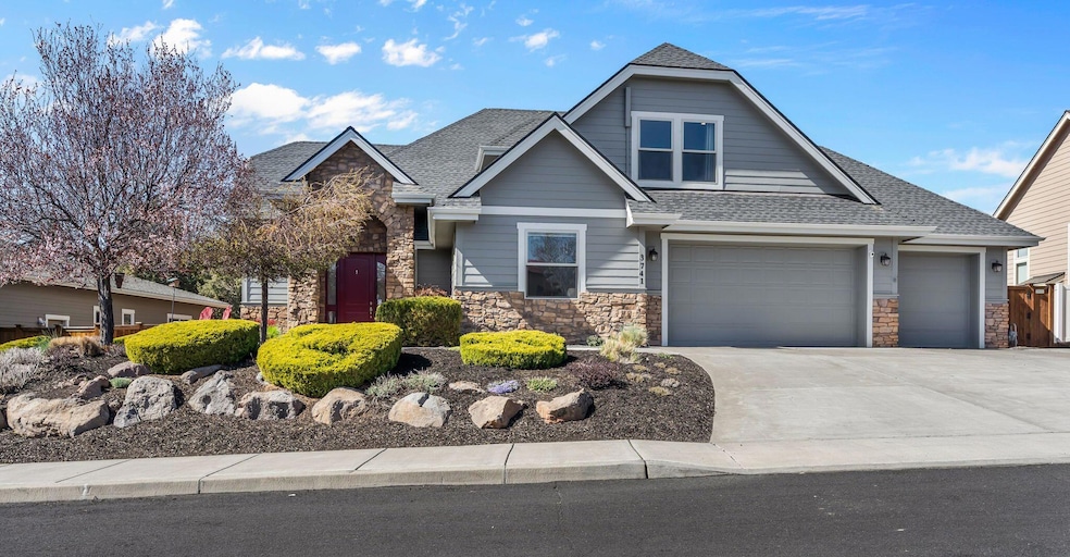 3741 SW Yew Ln, Redmond, OR 97756 - photo 1