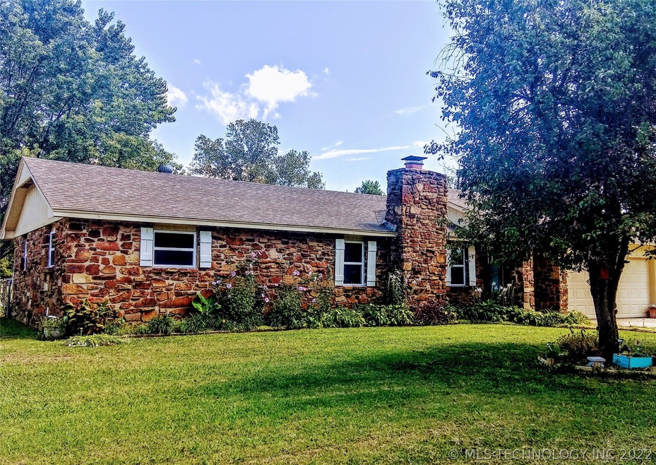 3 BEDROOM BROWNSTONE EXTERIOR, VINYL WINDOWS W. NE