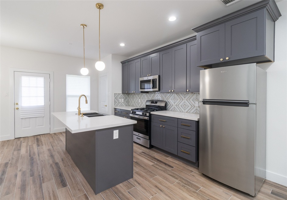 1047 Marcolin St unit B, Houston, TX 77088 - photo 1