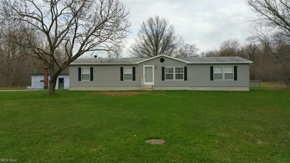 View looking north showing front of 28'x 60 house,