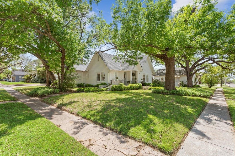 View of front facade featuring a front lawn and r