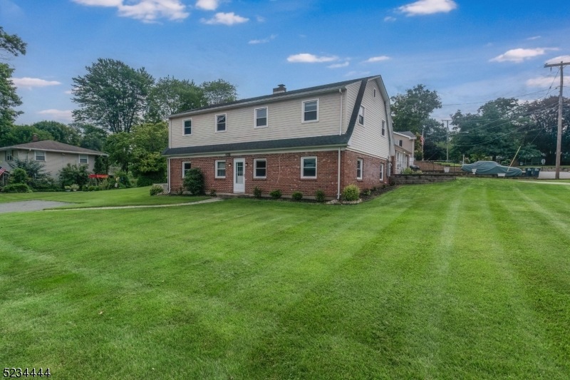 842 Lopatcong St, Belvidere, NJ 07823 - photo 1