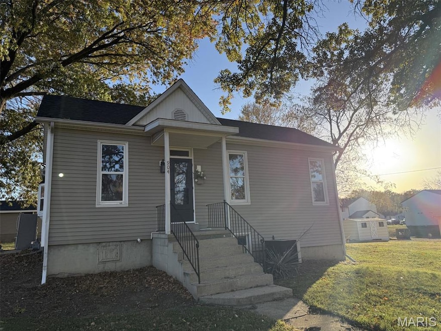 904 W Johnson St, Vandalia, IL 62471 - photo 1