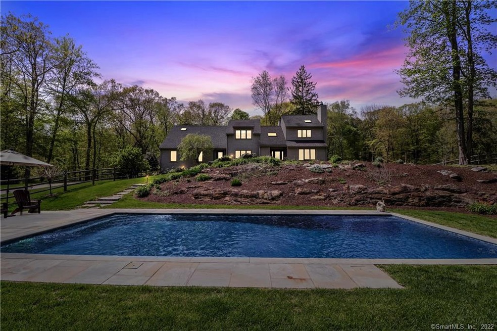 Stunning Private West Redding Contemporary Colonia