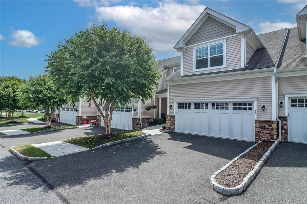 17 Brookside Ct unit 17, Newtown, CT 06470 - photo 1