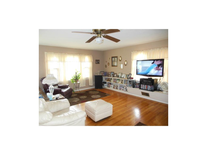 18 x 21 great room, beautiful hrdwd floors