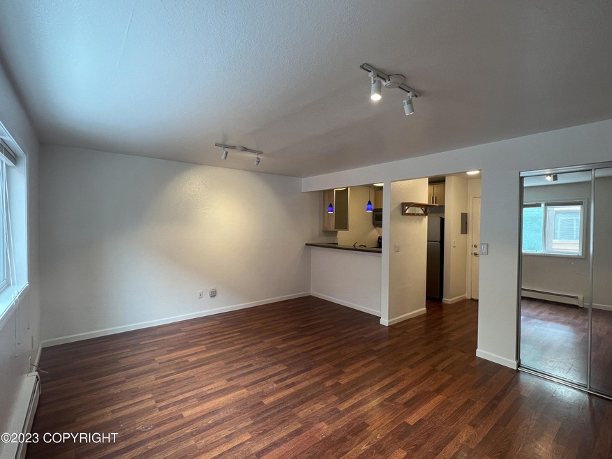 Studio apt w/laminate flooring