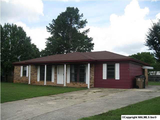 Awesome PRICE & LOCATION on this great 3br 2ba brick home.