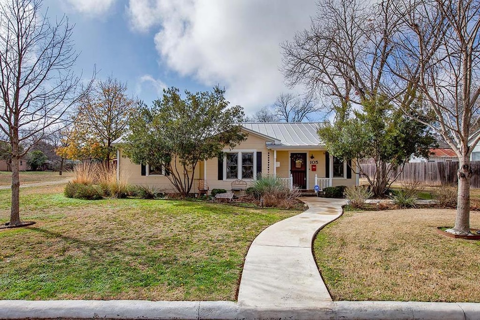 105 W Hackberry St, Fredericksburg, TX 78624 - photo 1