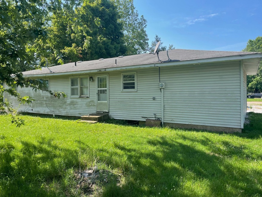 911 W Hughs St, Bolivar, MO 65613 - photo 1