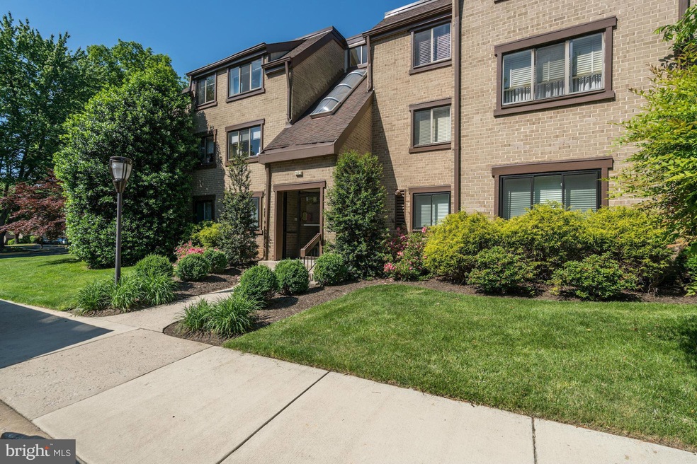 1621 Parkcrest Cir unit 300, Reston, VA 20190 - photo 1