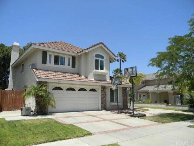 Look at this gorgeous curb appeal!