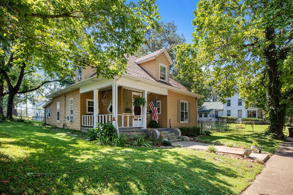 Cottage downtown Dickson , has tall ceilings lots of character and charm in need of love to bring it beauty back restored