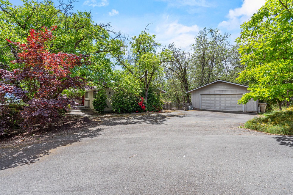 140 NW Fall Run Dr, Grants Pass, OR 97526 - photo 1