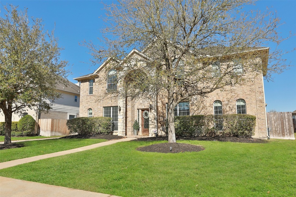 Gorgeous 2 story home in Villages of Northpointe! 4 Bedroom 3.5 baths! Study, Both Formals, Media and Gameroom!