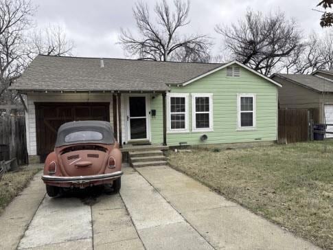 Ranch-style house with a front yard