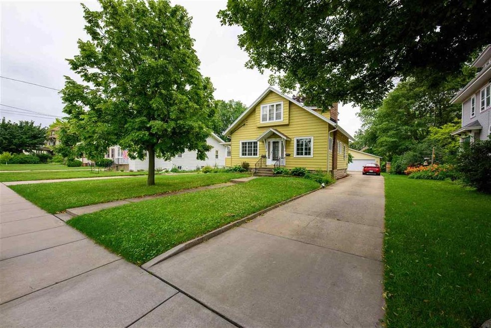 813 W New York Ave, Oshkosh, WI 54901 - photo 1