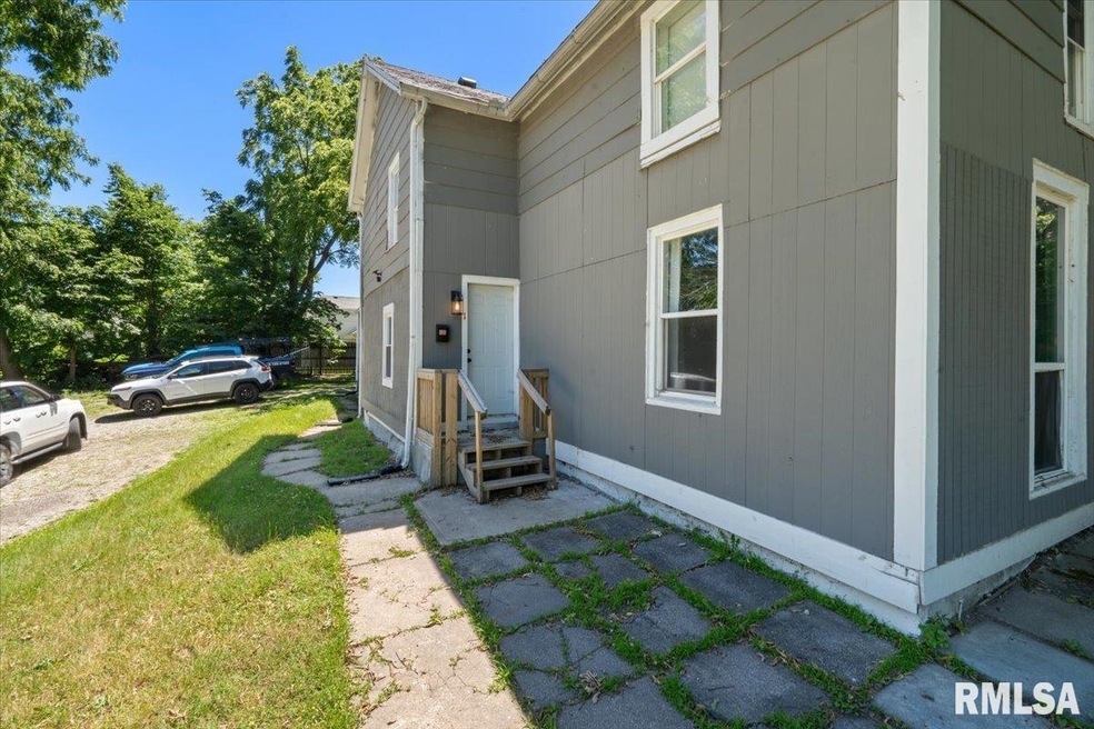 1011 E Locust St unit 1, Davenport, IA 52803 - photo 1