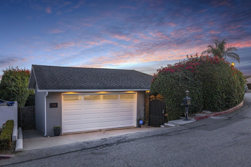 6-web-or-mls-Upmarketmedia_2188Sun-twi-2