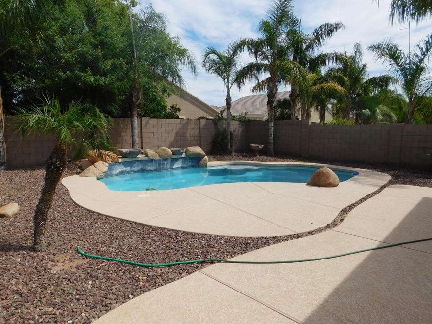 SPARKLING POOL W/WATER FEATURE!