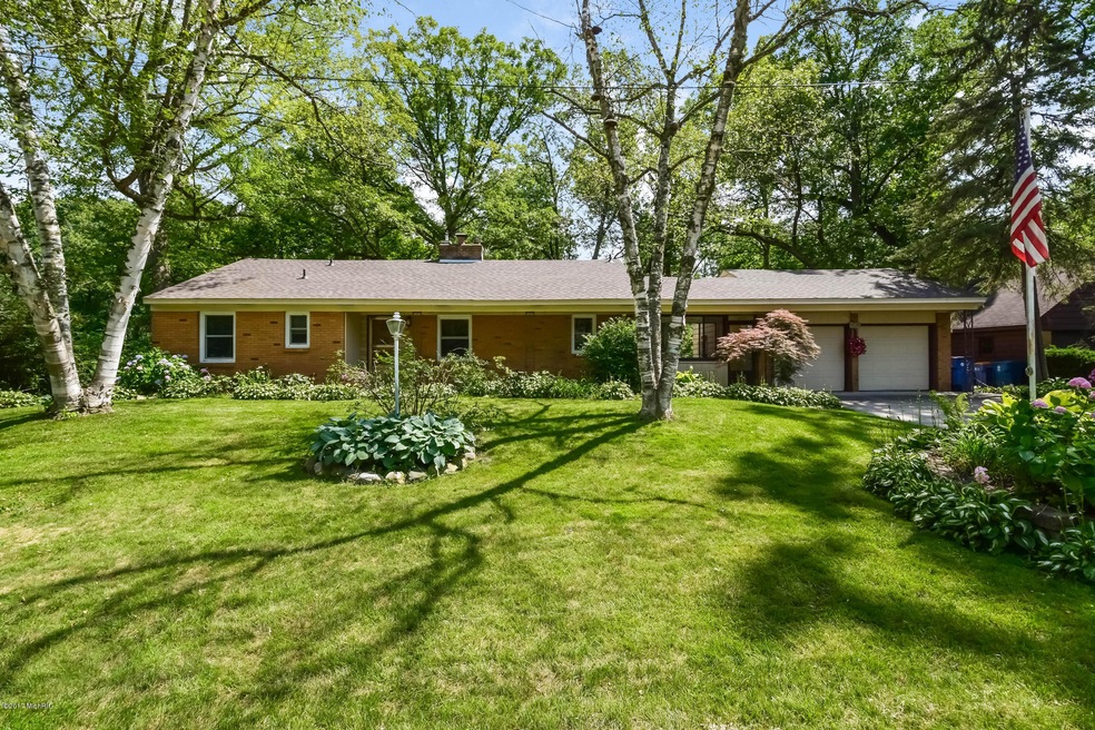 001-Front_View-4442107-medium