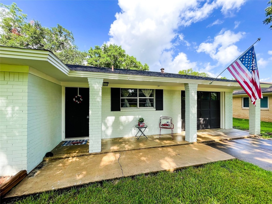 Welcome to 211 Avenue F, Brazoria, TX