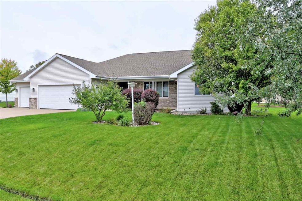 W6040 Camron Dr, Appleton, WI 54915 - photo 1