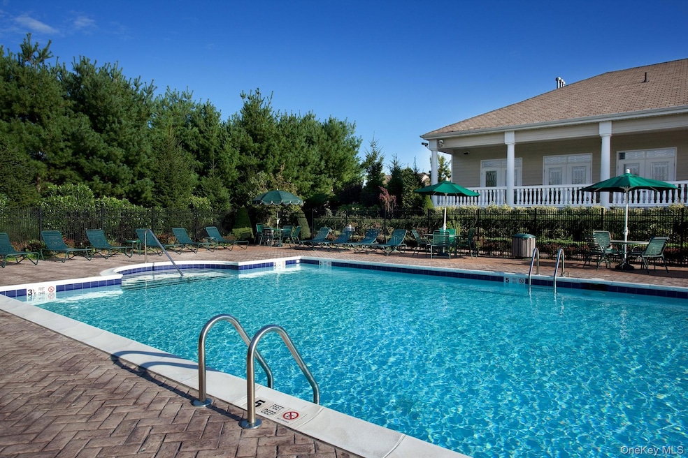 122 Pineview Ln unit 122, Coram, NY 11727 - photo 1