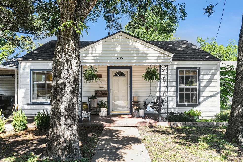 705 Jackson St, Weatherford, TX 76086 - photo 1