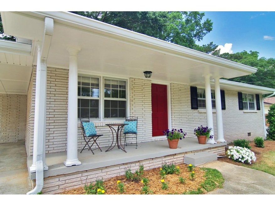 Check out this charming 4 sided brick ranch in Glo