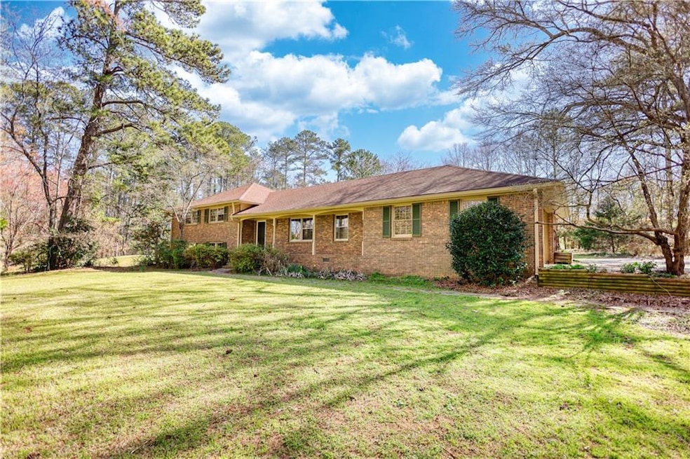 View of front of property featuring a front yard a