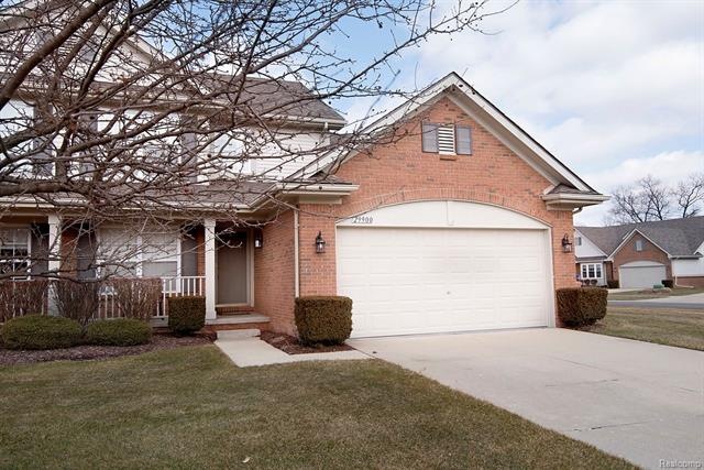 WELCOME HOME! BEAUTIFUL END-UNIT CONDO