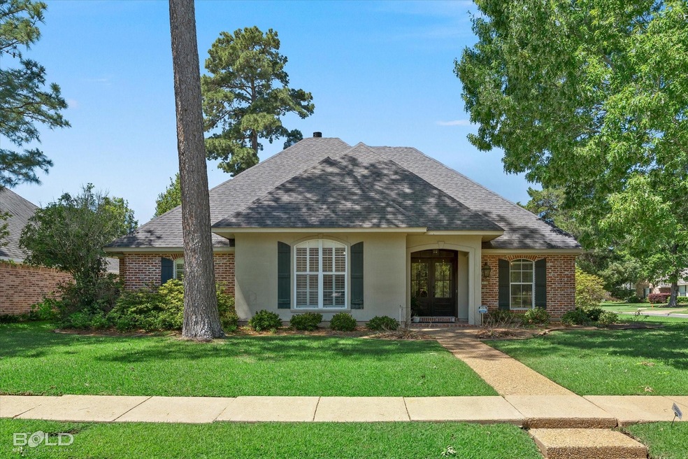View of front facade featuring a front lawn