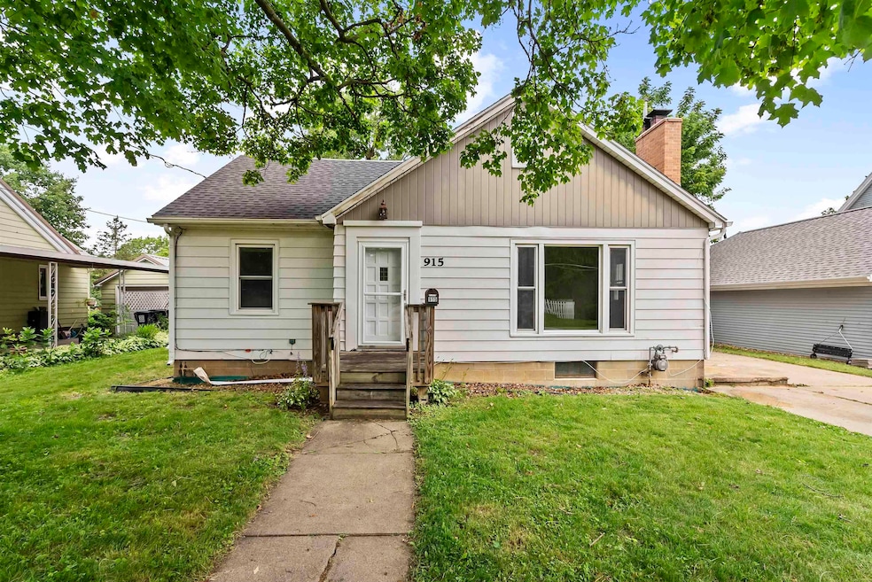 915 W 9th St, Cedar Falls, IA 50613 - photo 1