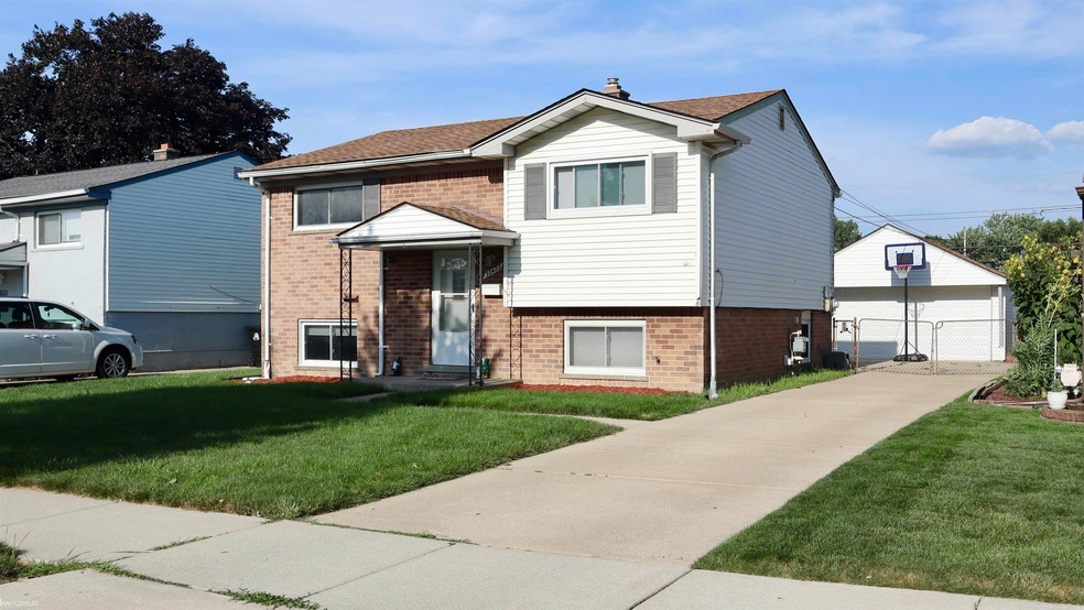 30422 Calahan Rd, Roseville, MI 48066 - photo 1