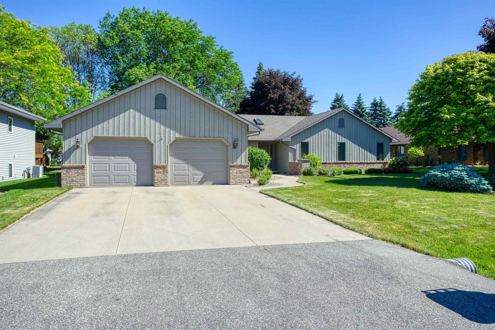 2512 W Sunnyview Cir, Appleton, WI 54914 - photo 1