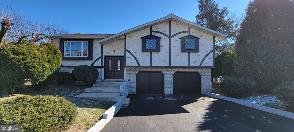 948 W Livingston St, Whitehall, PA 18052 - photo 1