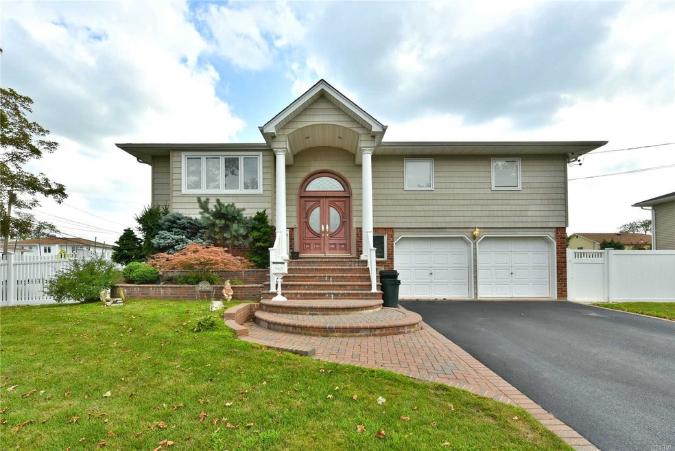 2982 Bayside Ct, Wantagh, NY 11793 - photo 1