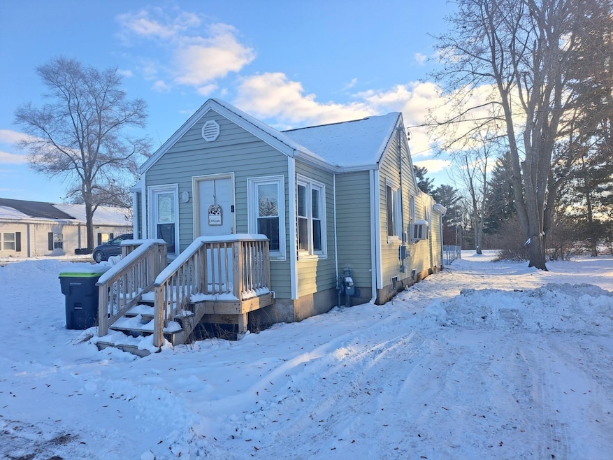 306 W Main St, Farwell, MI 48622 - photo 1