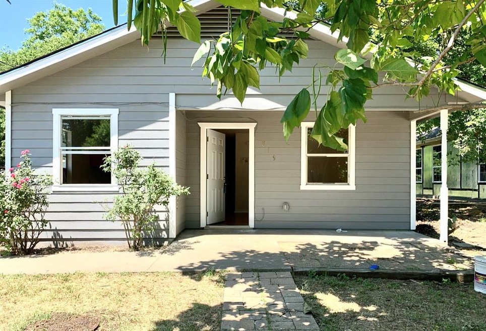 819 N Wilhite St, Cleburne, TX 76031 - photo 1